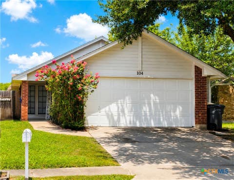 Photo of 104 Waterford Drive, Victoria, TX 77901 (MLS # 621846)