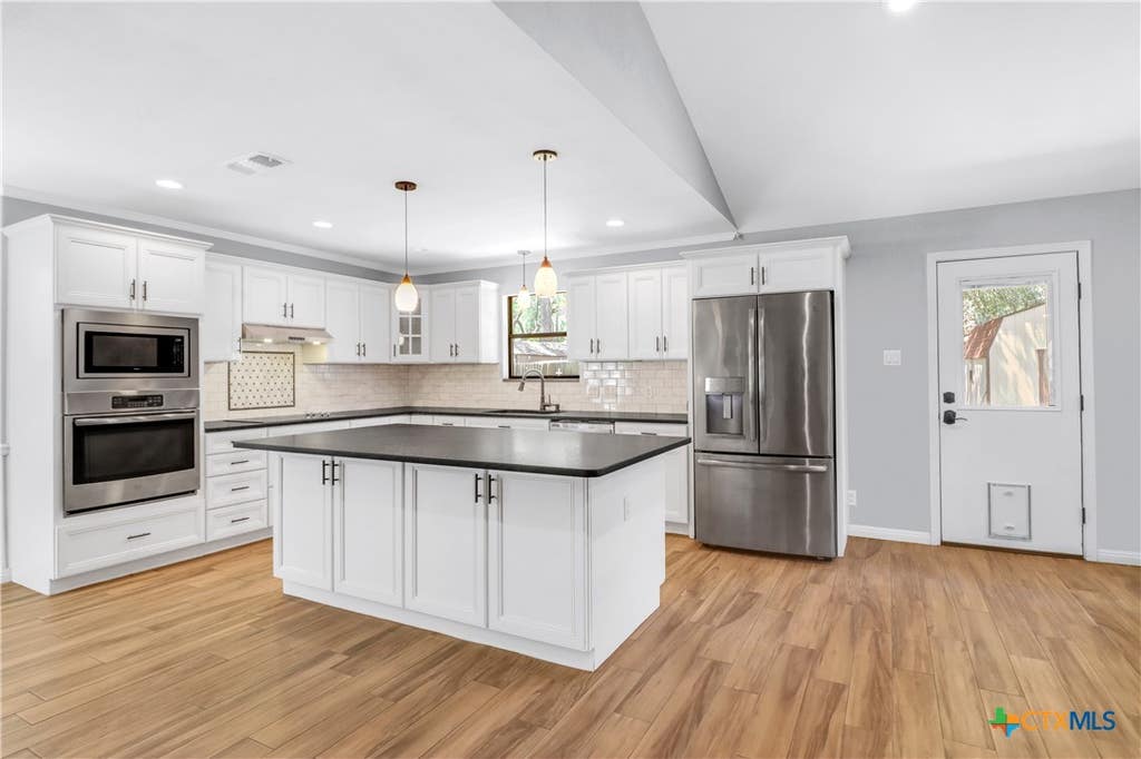 Photo of 146 Twin Oak Road, Seguin, TX 78155 (MLS # 621811)