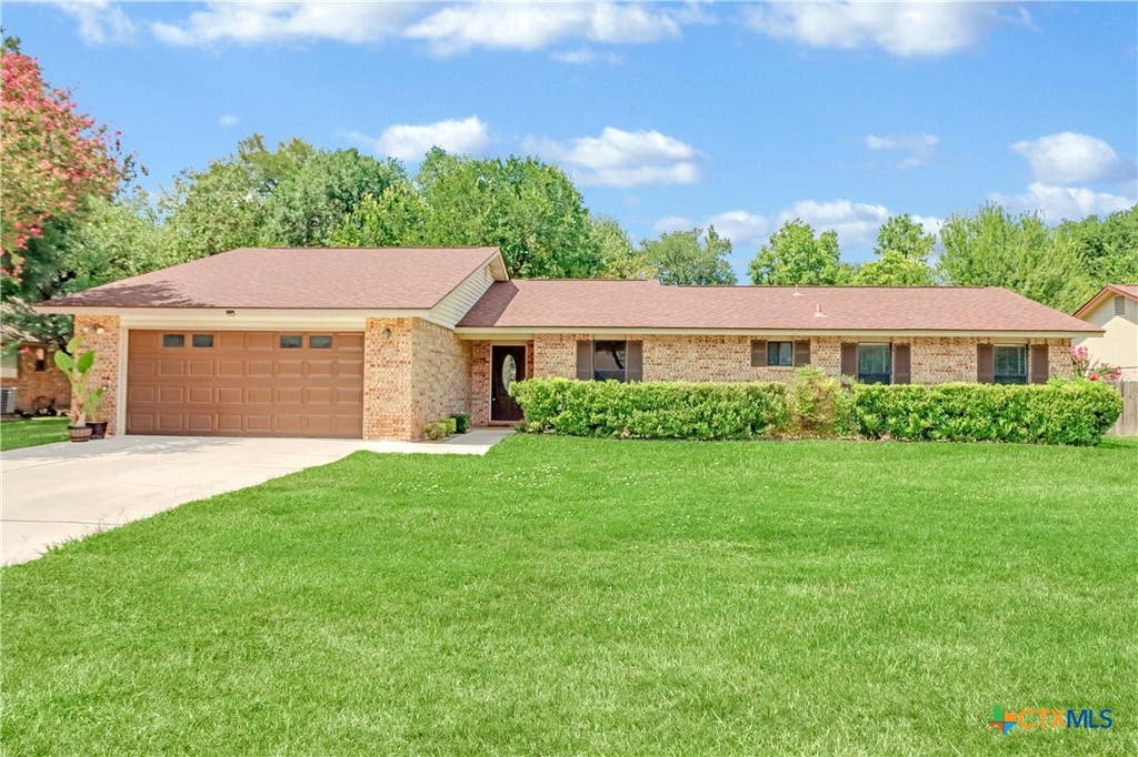 Photo of 146 Twin Oak Road, Seguin, TX 78155 (MLS # 621811)