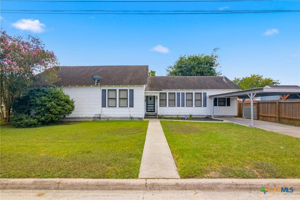 Photo of 205 E Brazos Street, Victoria, TX 77901 (MLS # 622451)