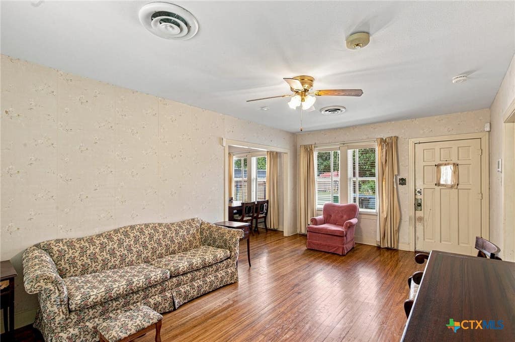 Photo of 205 E Brazos Street, Victoria, TX 77901 (MLS # 622451)