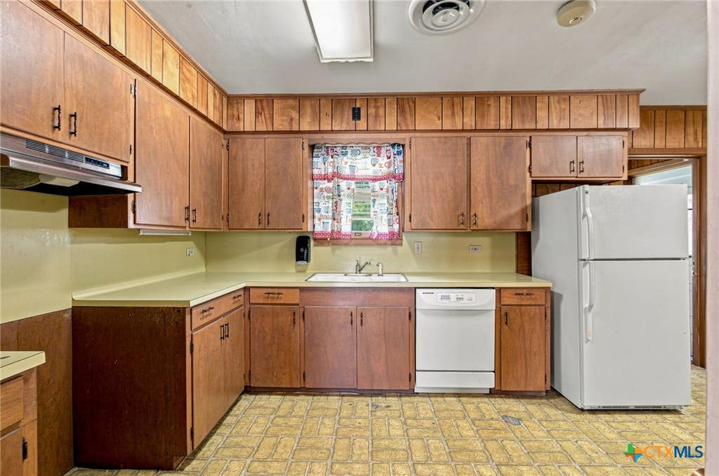 Photo of 205 E Brazos Street, Victoria, TX 77901 (MLS # 622451)