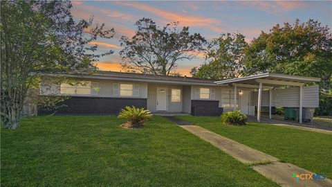 Photo of 1717 E Mesquite Lane, Victoria, TX 77901 (MLS # 599700)