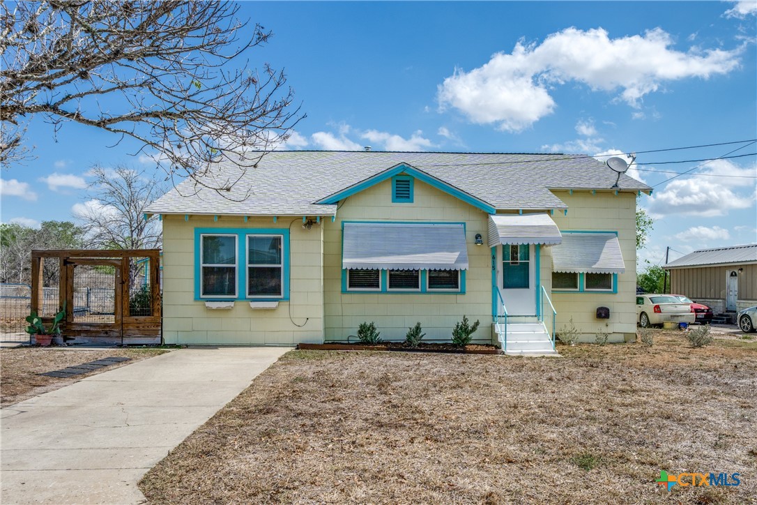 Photo 1 of 24 — 615 E Main Avenue, Karnes City, TX 78118