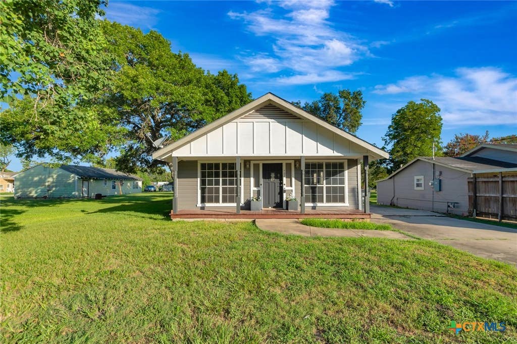Photo of 407 Bois D Arc Street, Edna, TX 77957 (MLS # 623048)