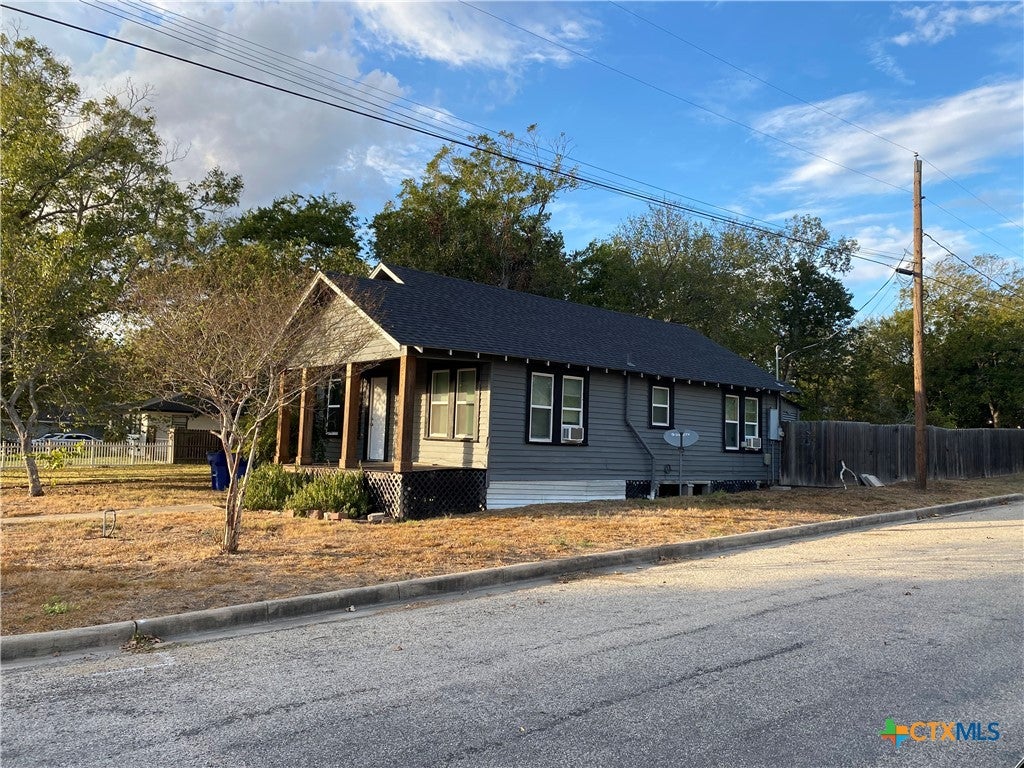 Photo of 303 Avenue I Corner, Shiner, TX 77984 (MLS # 626467)