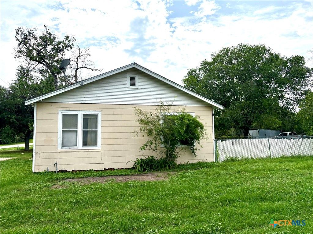 Photo of 314 E North Street, Goliad, TX 77963 (MLS # 616811)