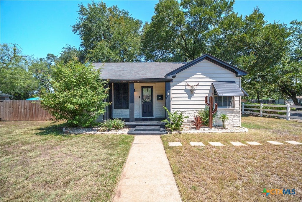 Photo of 524 E 13th Avenue, Belton, TX 76513 (MLS # 616981)