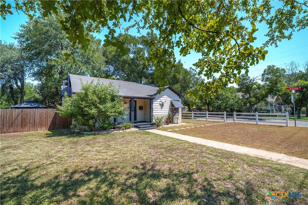 Photo of 524 E 13th Avenue, Belton, TX 76513 (MLS # 616981)