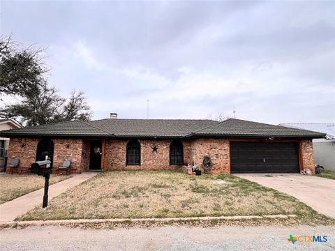 Photo of 108 East Ballinger Ave, Ballinger, TX 76821 (MLS # 606694)