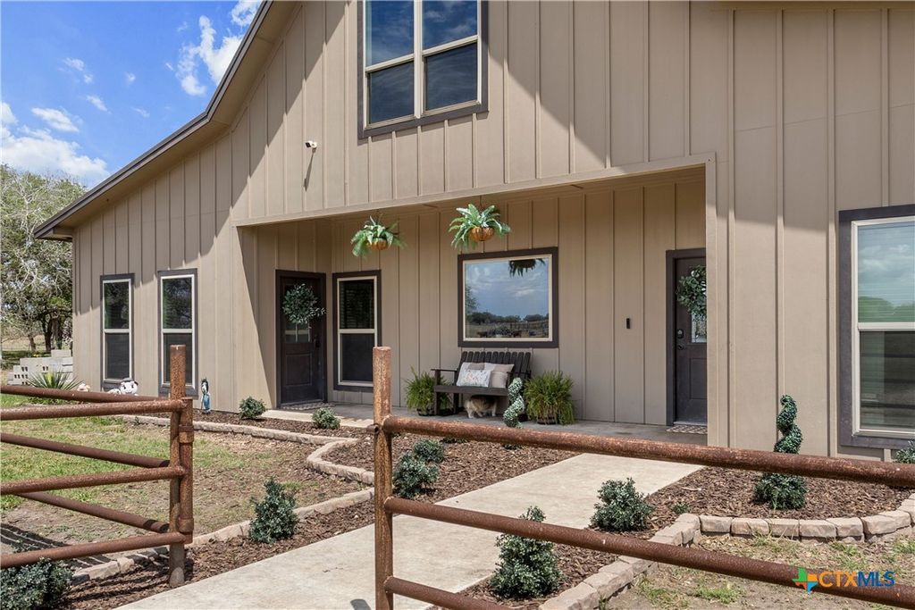 Photo of 1370 E Ward Street, Goliad, TX 77963 (MLS # 610158)