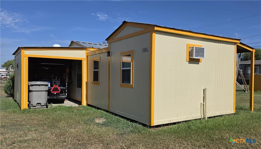 Photo of 1006 W Dallas Avenue, Seadrift, TX 77983 (MLS # 623265)