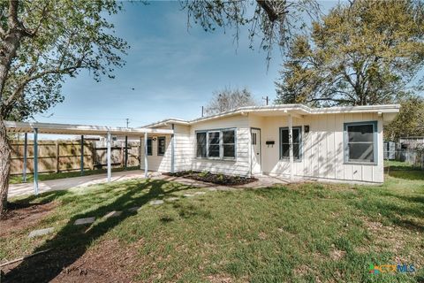 Photo of 1310 E Rosebud Avenue, Victoria, TX 77901 (MLS # 608376)