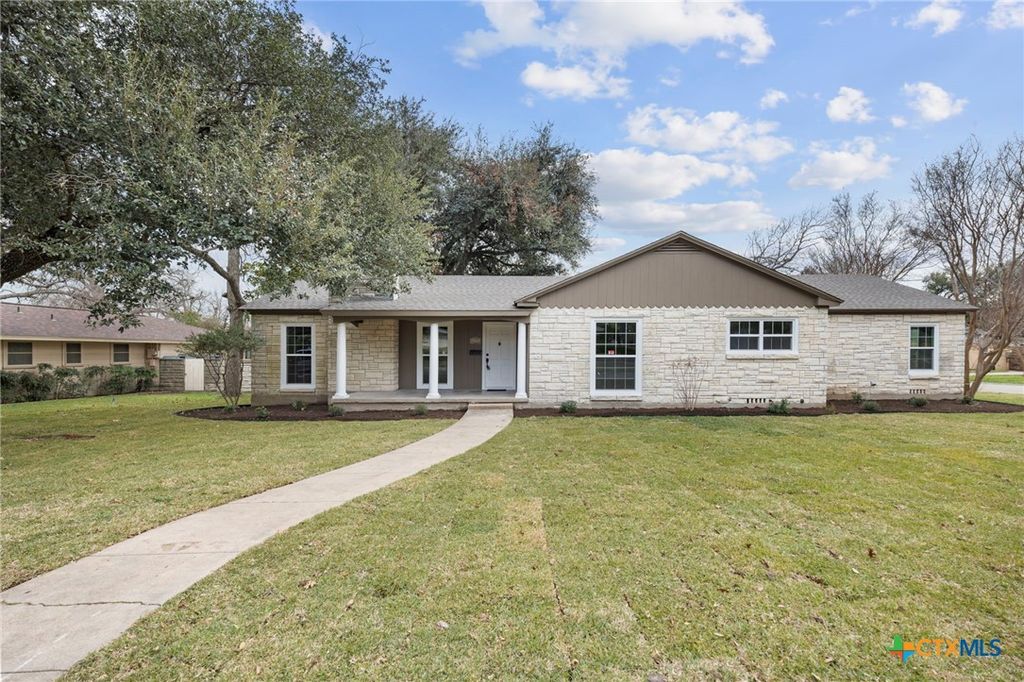 Photo of 615 W Royal Avenue, Temple, TX 76501 (MLS # 611116)