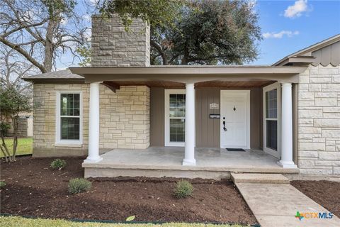 Photo of 615 W Royal Avenue, Temple, TX 76501 (MLS # 611116)