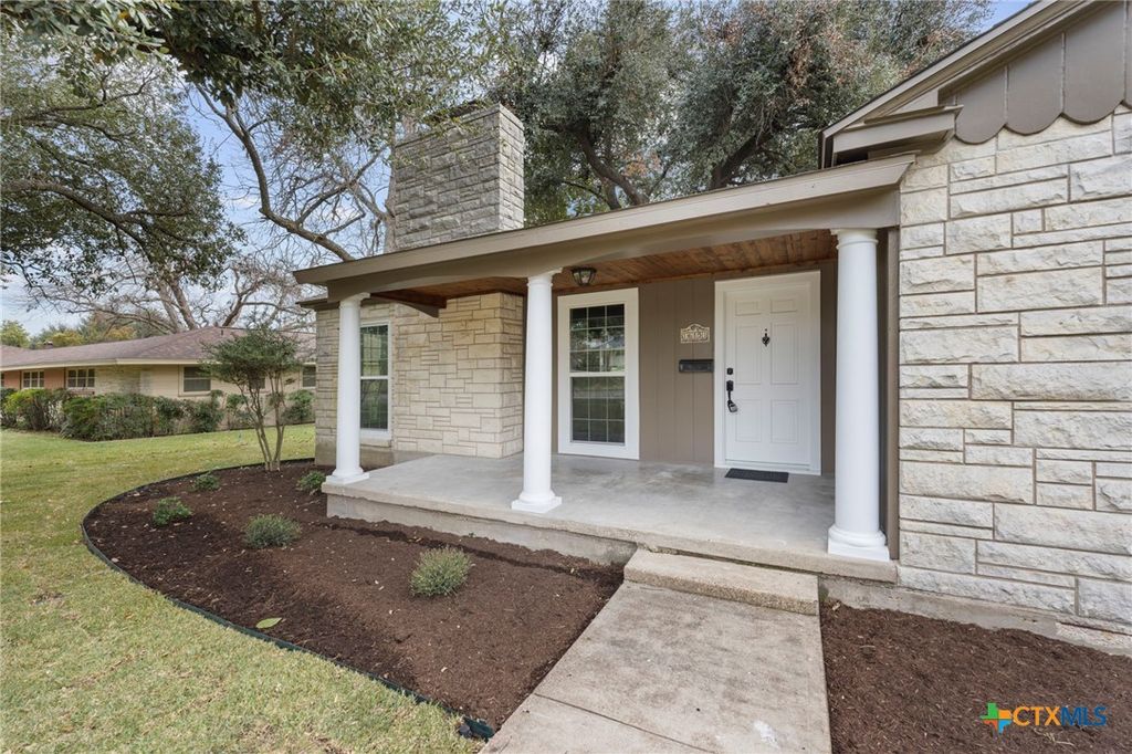 Photo of 615 W Royal Avenue, Temple, TX 76501 (MLS # 611116)