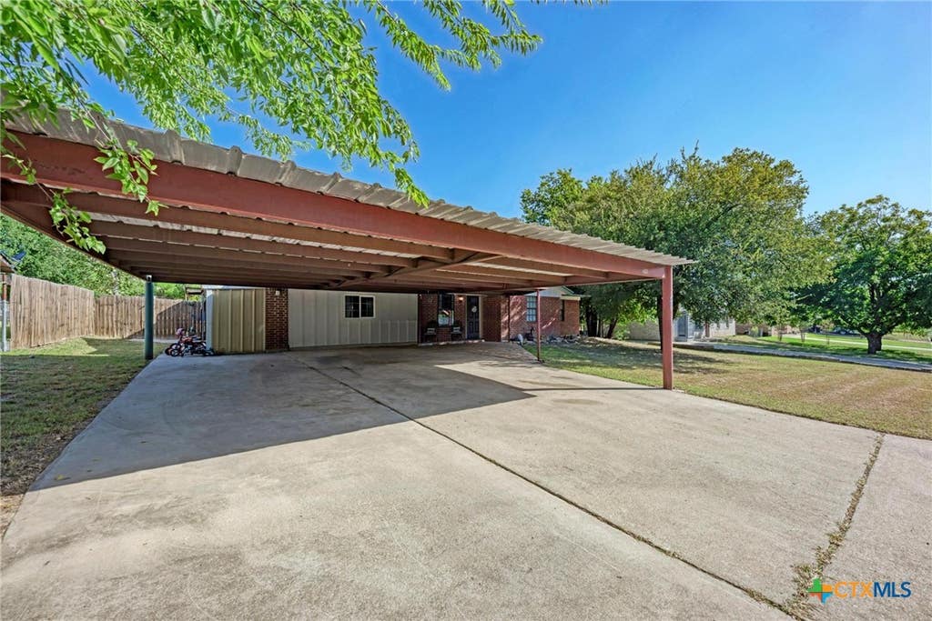 Photo of 1407 W Avenue C, Lampasas, TX 76550 (MLS # 622312)