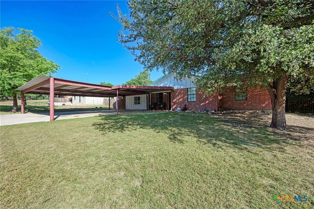 Photo of 1407 W Avenue C, Lampasas, TX 76550 (MLS # 622312)