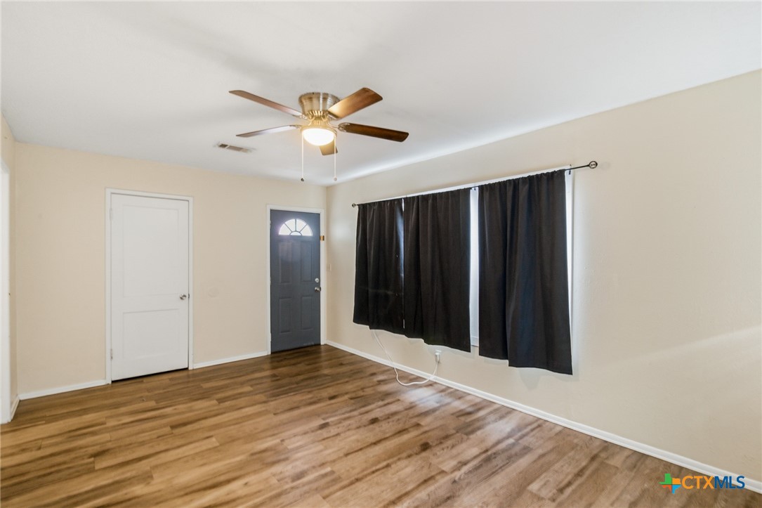 1507 E Mistletoe Avenue