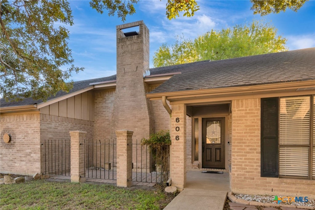 Photo of 606 Santa Fe, Victoria, TX 77904 (MLS # 627985)