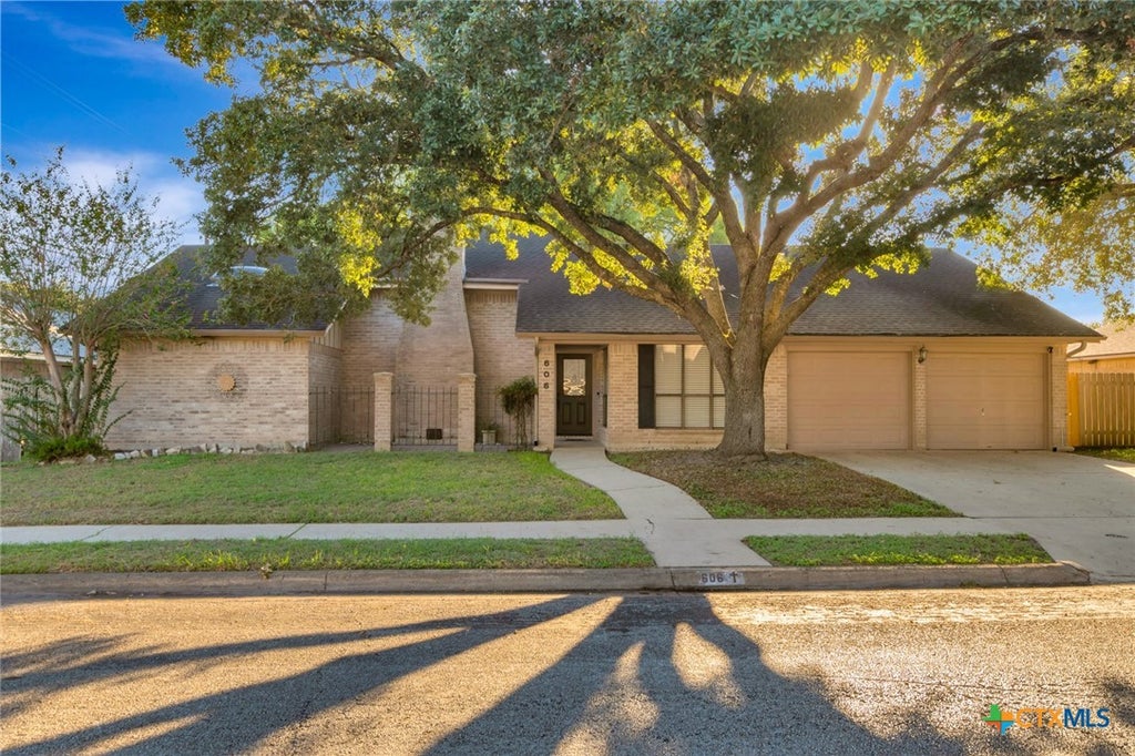 Photo of 606 Santa Fe, Victoria, TX 77904 (MLS # 627985)