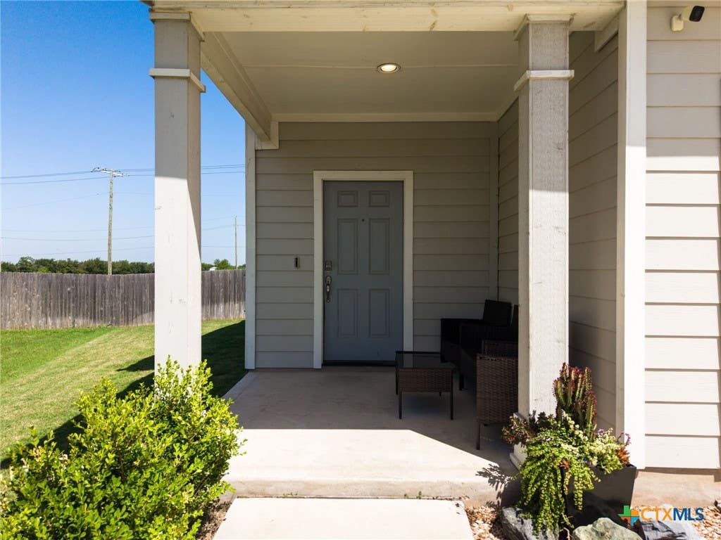 Photo of 120 Blue Agate Court, Jarrell, TX 76537 (MLS # 621997)