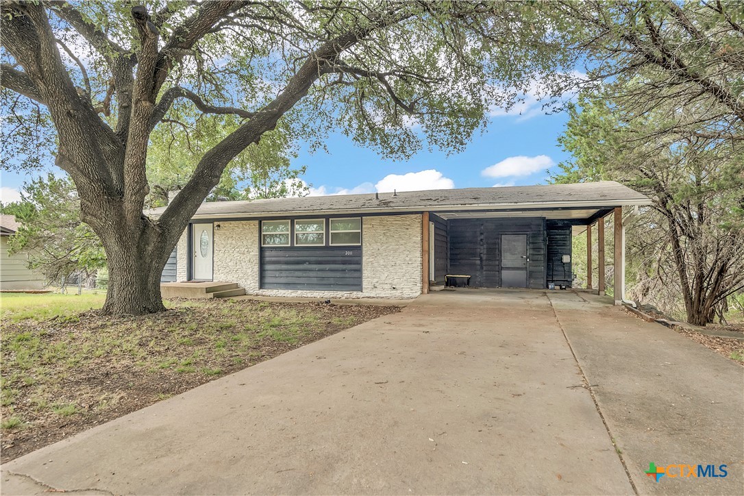 2011 Valley Oaks Drive