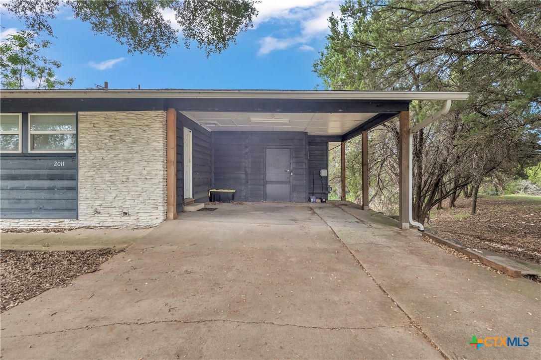 2011 Valley Oaks Drive