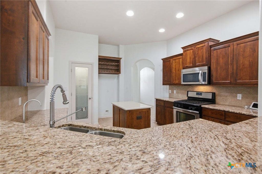 Photo of 115 Sandstone Court, Victoria, TX 77904 (MLS # 627619)