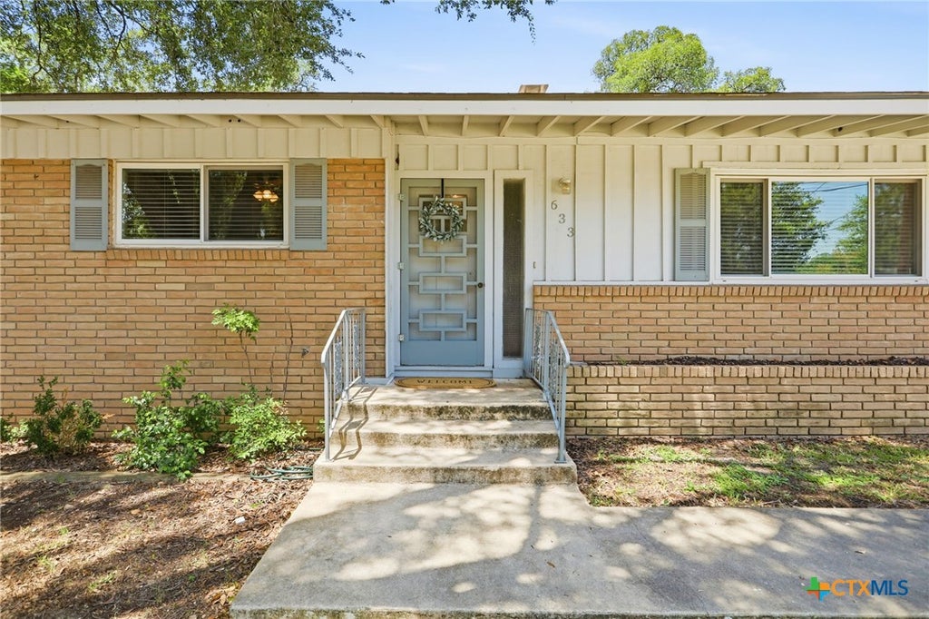 Photo of 633 Lockener Ave AVE, New Braunfels, TX 78130 (MLS # 620801)