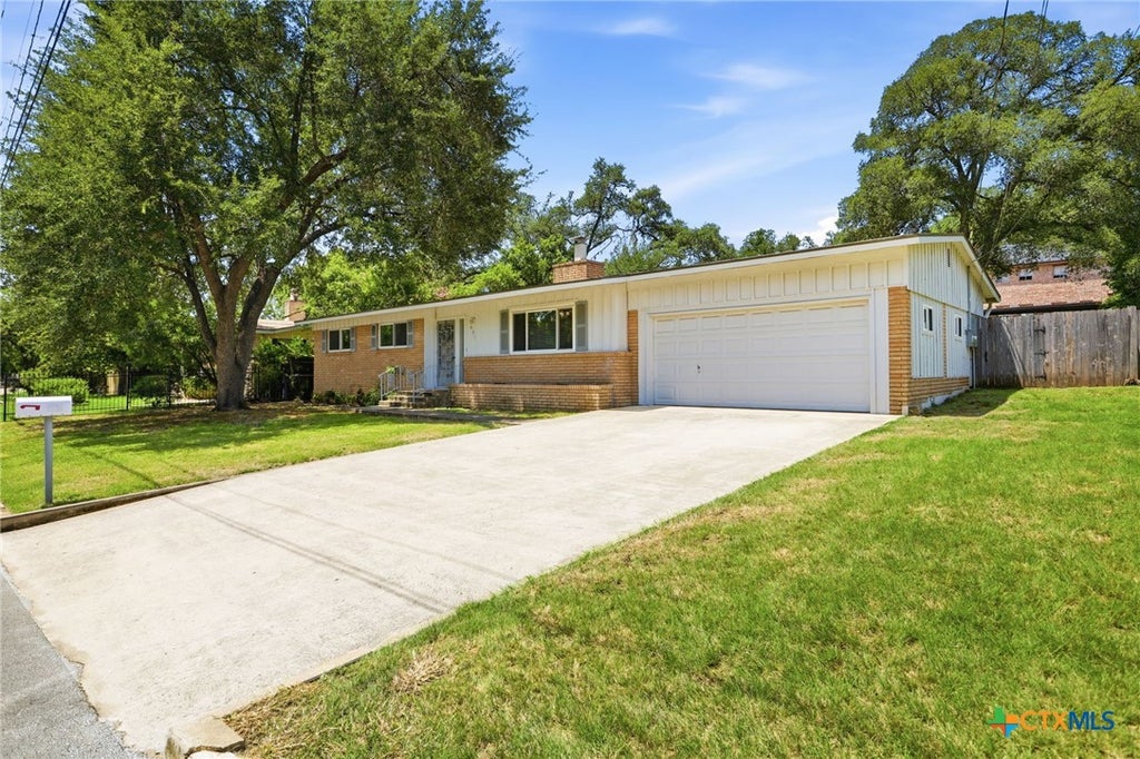 Photo of 633 Lockener Ave AVE, New Braunfels, TX 78130 (MLS # 620801)