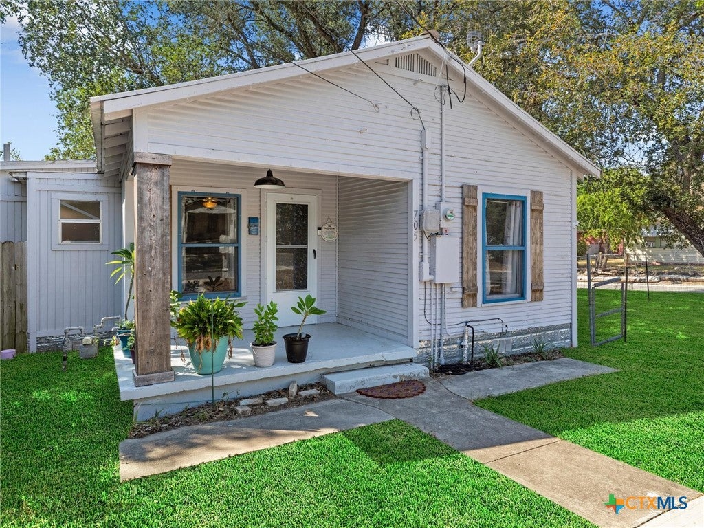 Photo of 705 E Mountain Street, Seguin, TX 78155 (MLS # 626562)