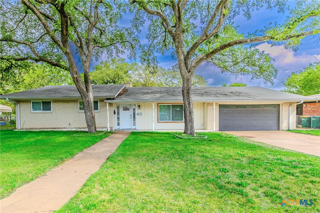 Photo of 2411 Osage Road, Gatesville, TX 76528 (MLS # 609550)