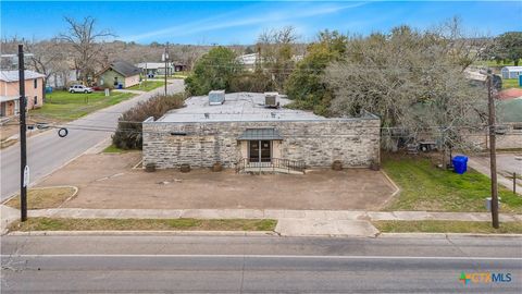 212 E Morris Street Yoakum TX 77995