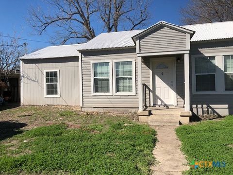 Photo of 630 E Pine Street, Seguin, TX 78155 (MLS # 612665)