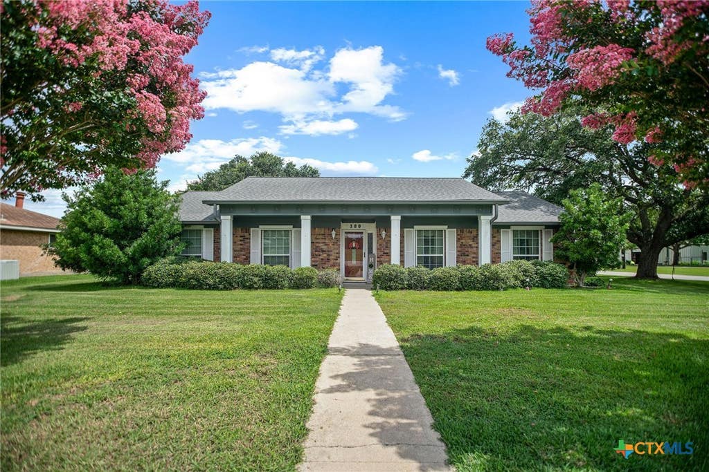 Photo of 300 Green Avenue, Palacios, TX 77465 (MLS # 617488)