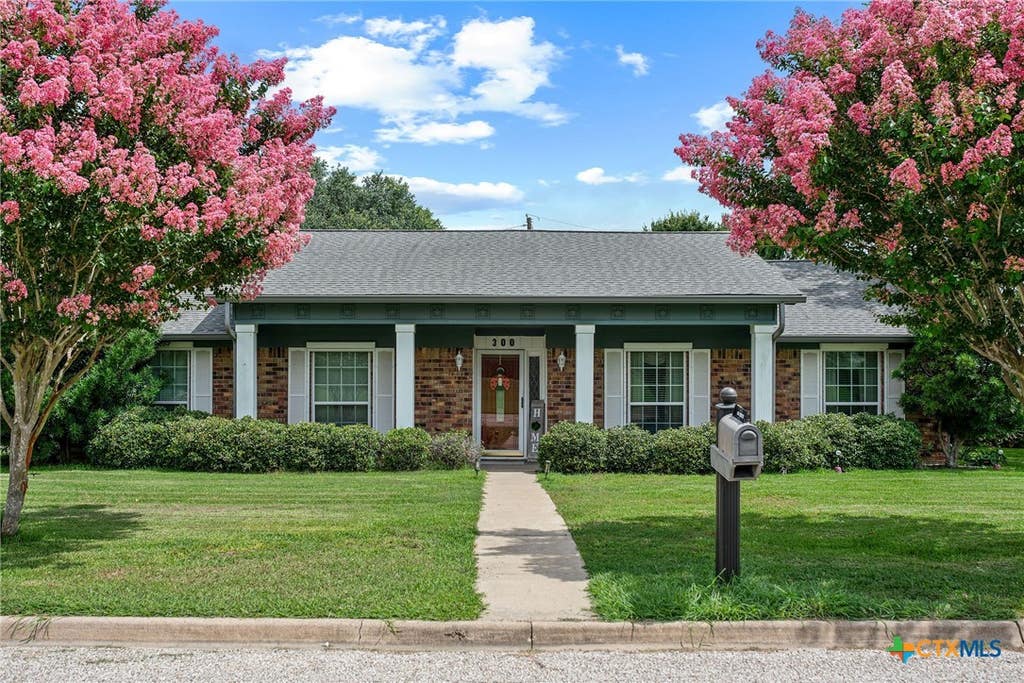 Photo of 300 Green Avenue, Palacios, TX 77465 (MLS # 617488)