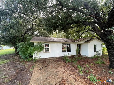 462 Avenue B Markham TX 77456