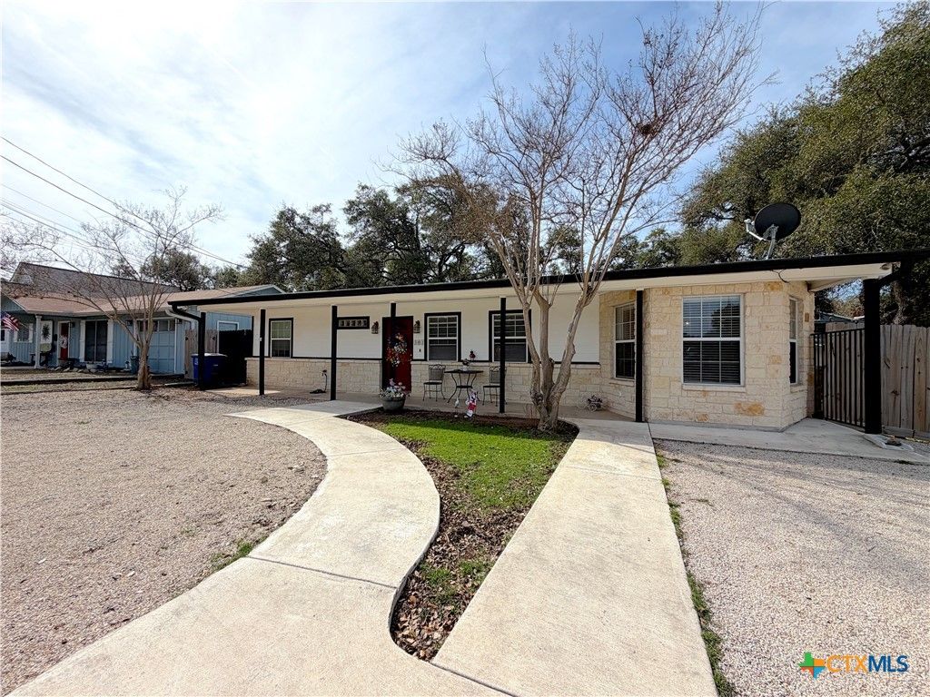 Photo of 301 Canyon Edge, Canyon Lake, TX 78133 (MLS # 604928)