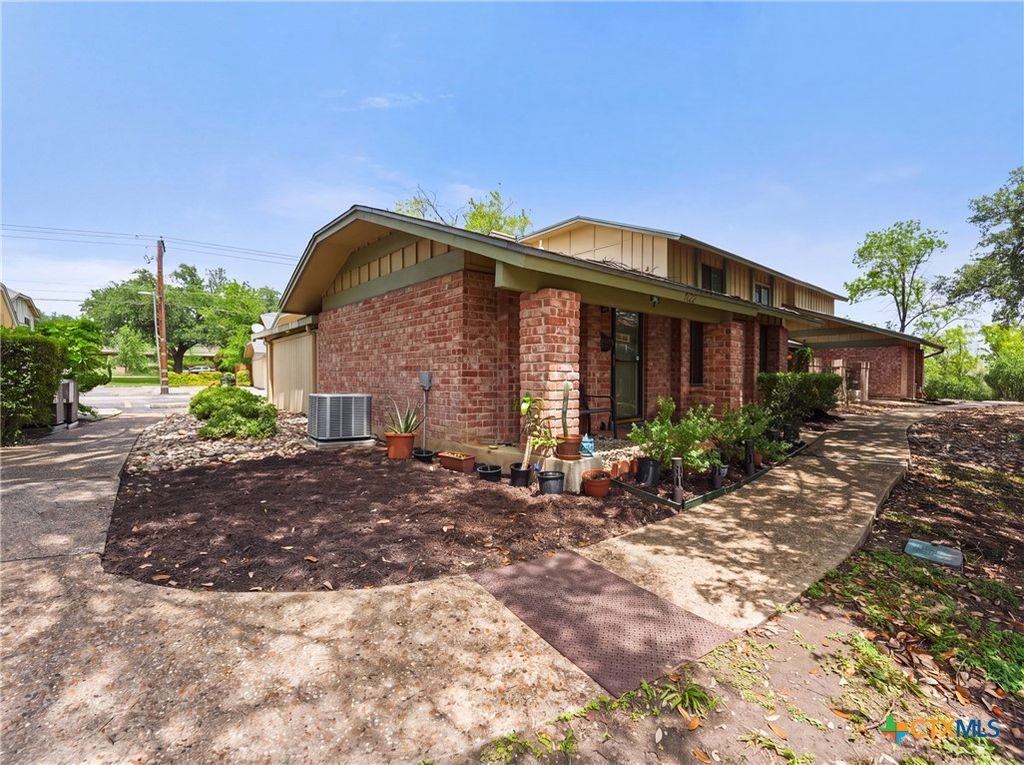 Photo of 9622 Covey Bridge Ln Ln, Austin, TX 78758 (MLS # 620116)