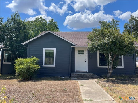 Photo of 625 E 13th Avenue, Belton, TX 76513 (MLS # 624484)