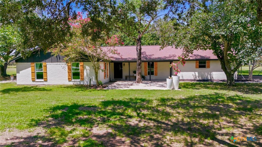 Photo of 3694 Coletoville Road, Victoria, TX 77905 (MLS # 621329)