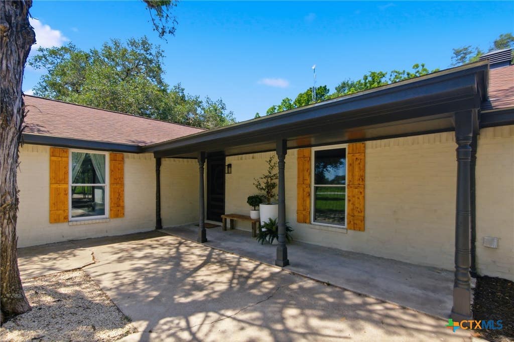 Photo of 3694 Coletoville Road, Victoria, TX 77905 (MLS # 621329)