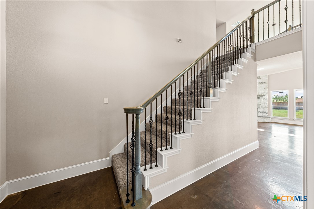 1052 Parkview Dr Way