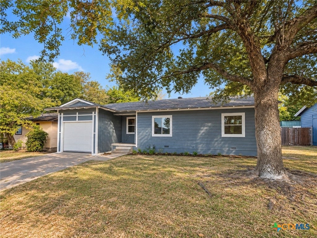 933 Fannin Loop