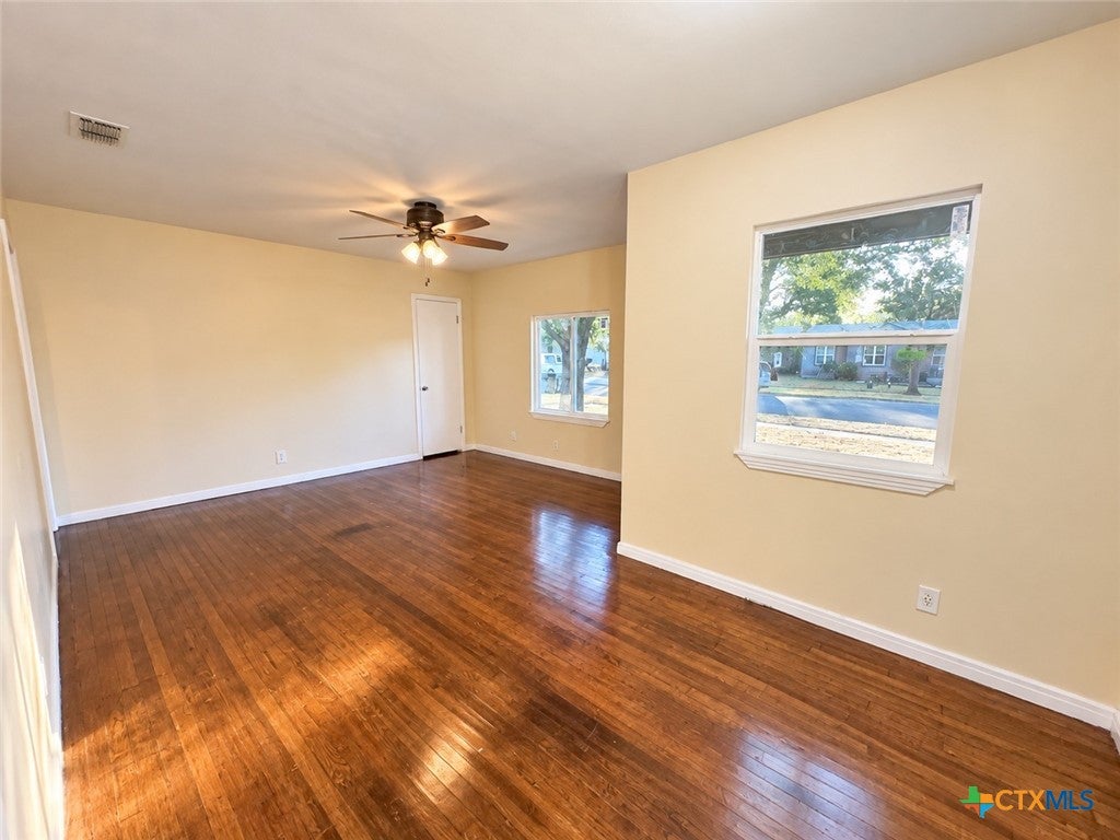 933 Fannin Loop