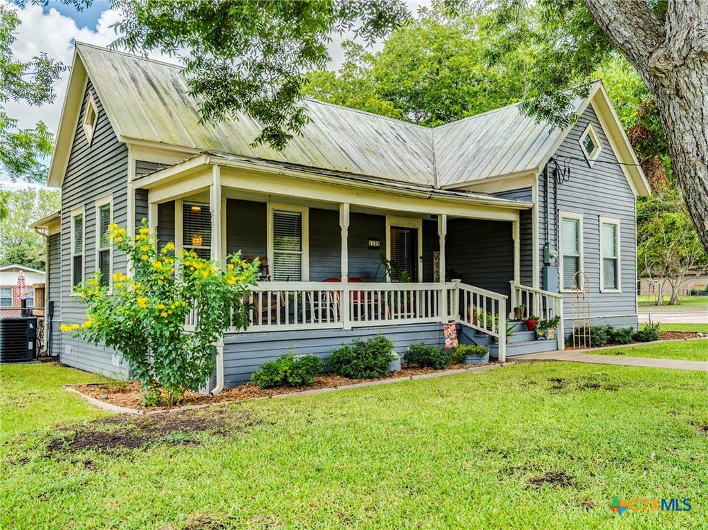 Photo of 1122 N Avenue H, Shiner, TX 77984 (MLS # 622398)