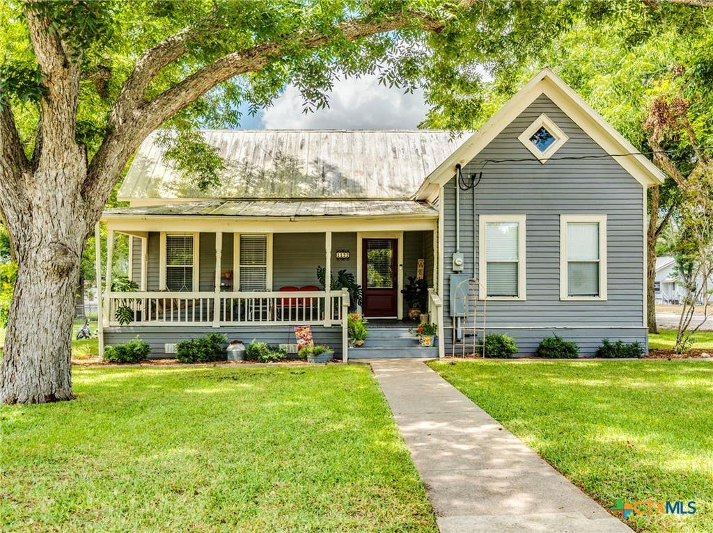 Photo of 1122 N Avenue H, Shiner, TX 77984 (MLS # 622398)