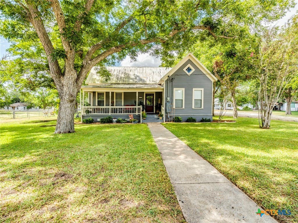 Photo of 1122 N Avenue H, Shiner, TX 77984 (MLS # 622398)