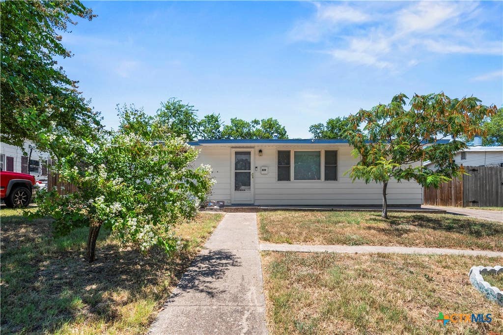 Photo of 819 Southside Drive, Killeen, TX 76541 (MLS # 622120)